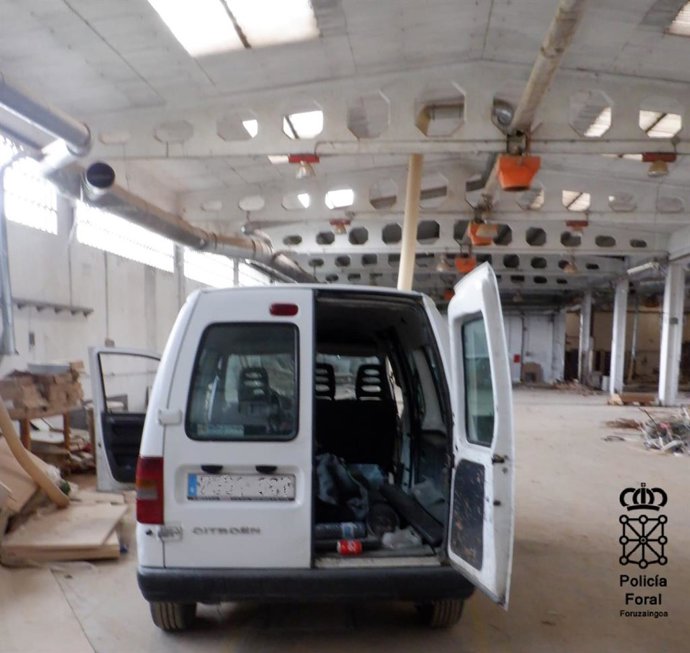 Furgoneta de los detenidos robando cable en una nave industrial de Ayegui