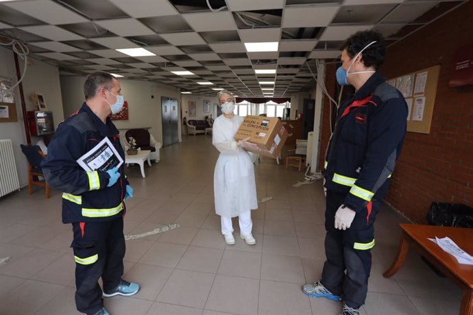 Bombers de l'Ajuntament de Móstoles lliuren material sanitari al personal de la Residncia Verge de la Concepció en Navalcarnero (80 mascarillas i bates) 