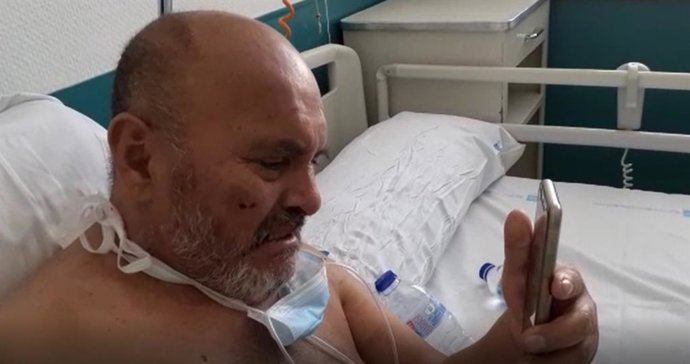 Imagen de uno de los pacientes del Hospital 12 de Octubre que conversa con uno de sus familiares gracias al proyecto 'Acortando distancias'.