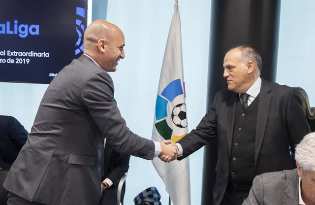 Luis Rubiales, presidente de la Real Federación Española de Fútbol (RFEF), con el presidente de LaLiga, Javier Tebas