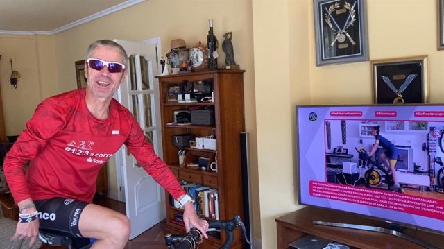 Martín Fiz durante la iniciativa 'Pedales contra el virus'