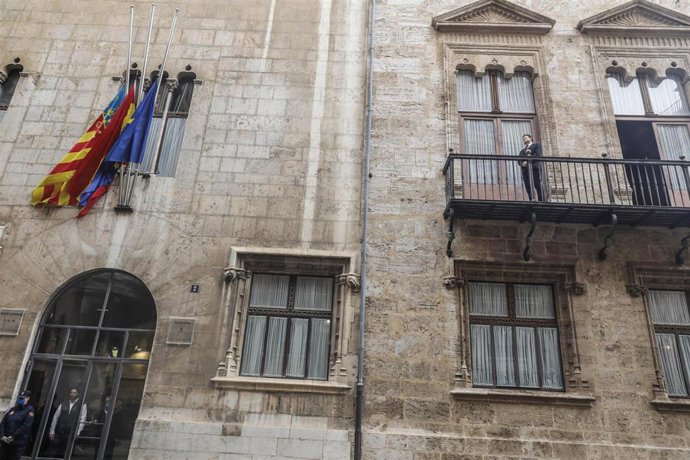 Banderas a media asta mientras el presidente de la Generalitat, Ximo Puig, guarda tres minutos de silencio en recuerdo a las víctimas del covid-19