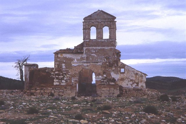 Vista general de las ruinas de la iglesia de Peñarrubia, fotografía obtenida cuando bajan las aguas del pantano