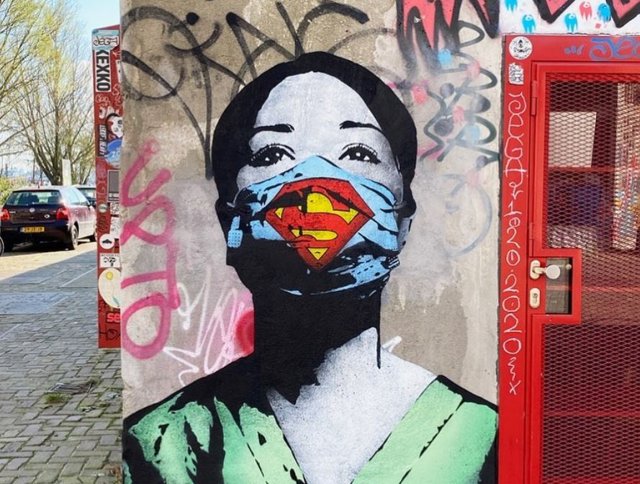 Una obra del artista callejero Fake en Ámsterdam refleja el esfuerzo de los sanitarios en la lucha contra el nuevo coronavirus