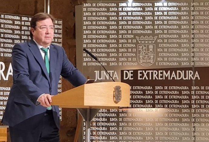 El presidente de la Junta, Guillermo Fernández Vara, en rueda de prensa.