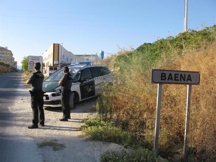 Agentes de la Guardia Civil en un control en Baena.