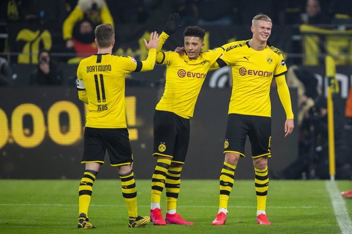 Erling Haaland celebra con Marco Reus y sus compañeros un gol del Borussia Dortmund.