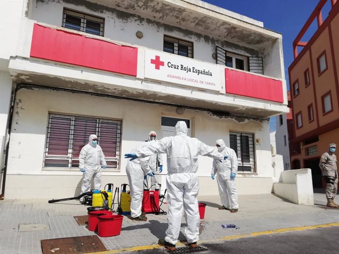 La Armada desinfecta la entrada de la sede de Cruz Roja en Tarifa