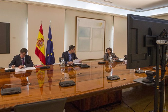 (D-I) El ministro de Sanidad, Salvador Illa; el presidente del Gobierno, Pedro Sánchez;, se reúnen por videoconferencia con el Comité Científico del Covid-19