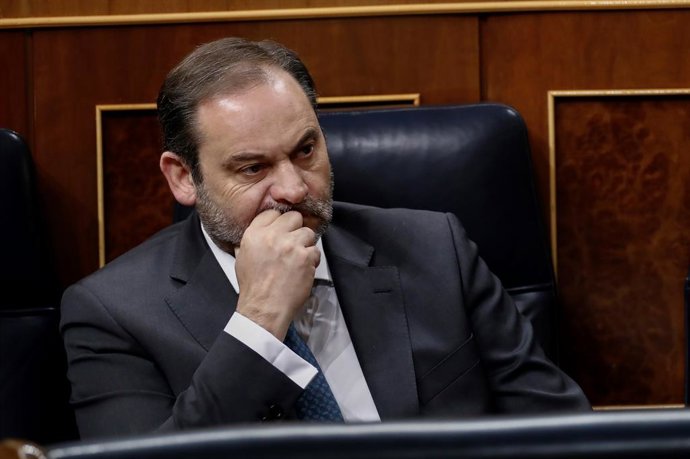 El ministro de Transporte y Movilidad, José Luis Ábalos, durante un  pleno celebrado en el Congreso , a 9 de abril de 2020.