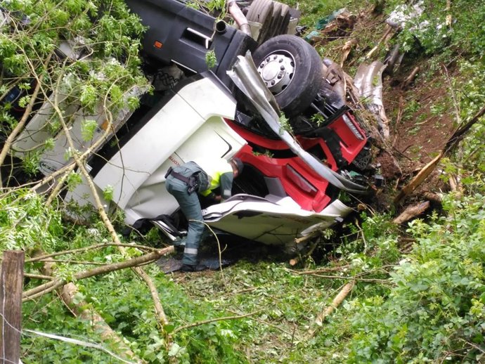 Camión volcado en la N-121-A