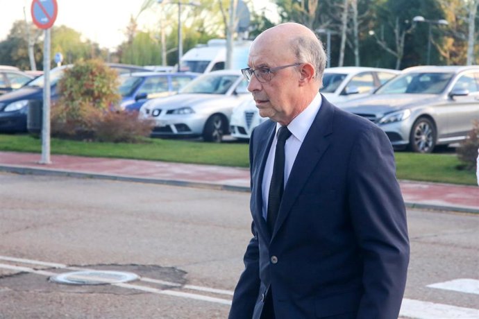 El exministro de Hacienda, Cristóbal Montoro, llega al Tanatorio de La Paz en Tres Cantos (Madrid), donde descansan los restos mortales de de José Pedro Pérez-Llorca, uno de los siete ponentes de la Constitución Española.