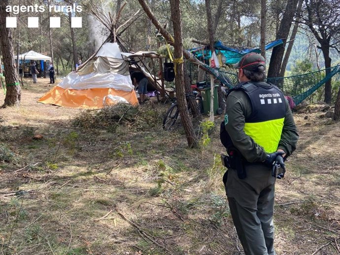 Los Agents Rurals desmantelan una acampada ilegal en Gai (Barcelona) durante el confinamiento.