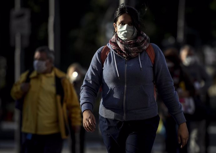 Mujer con mascarilla en Buenos Aires