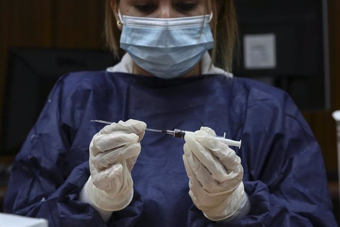 Una doctora de la Misión Médica Cubana desplegada en Venezuela prepara una prueba del Covid-19 para un empleado del metro de Caracas.