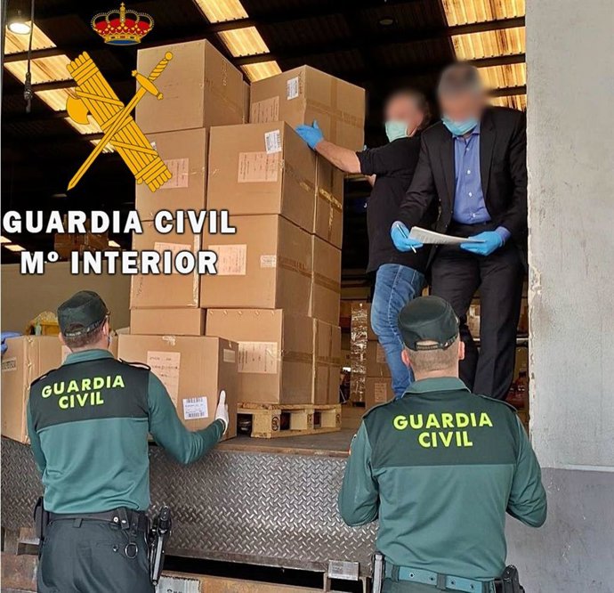 Reparto de mascarillas por la Guardia Civil en municipios de Almería