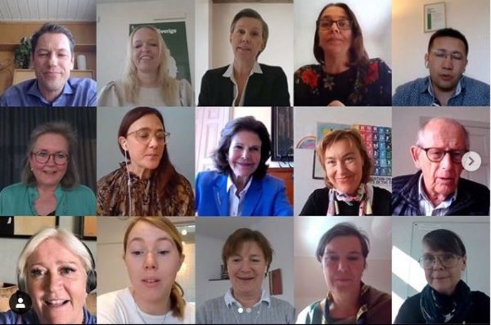 Reina Silvia de Suecia muy interasada por los niños durante el covid