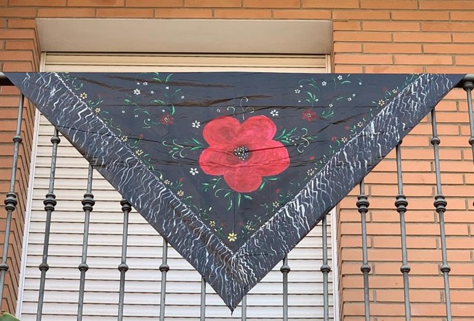 Mantón casero para celebrar La Fiesta de La Faldeta