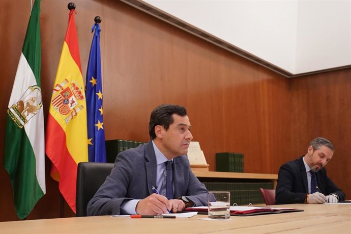 El presidente de la Junta de Andalucía, Juanma Moreno, y el consejero de Hacienda, Industria y Energía, Juan Bravo, en una foto de archivo.