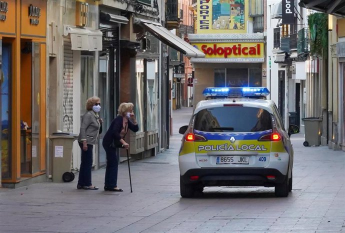 La policía municipal le preguntan a dos señoras mayores por qué están andando por la calle Sierpes 