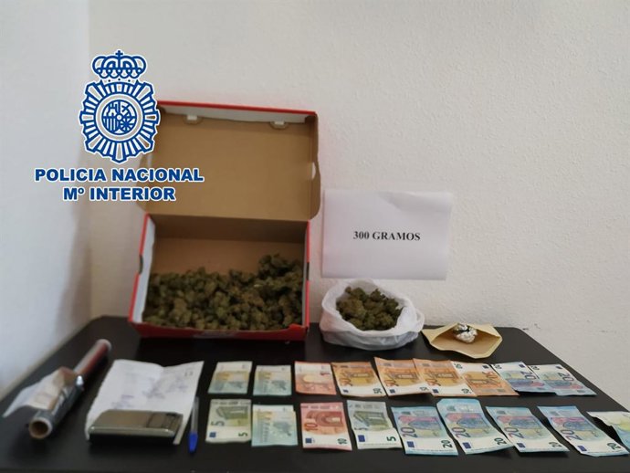 Dinero y drogas localizadas al detenido en Dénia.