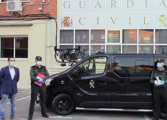 Imagen de la entrega del vehículo a la Guardia Civil