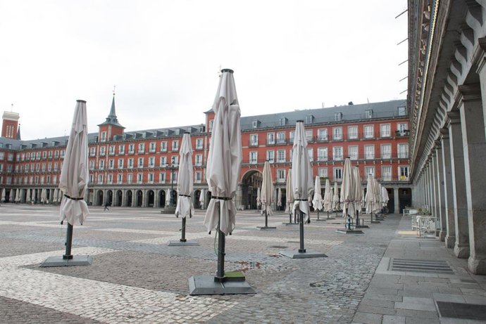 La céntrica Plaza Mayor de Madrid y sus terrazas completamente vacías