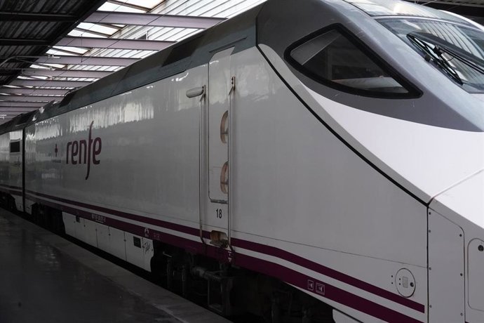 Uno de los trenes utilizados durante el simulacro realizado por el Ministerio de Sanidad en la estación de Atocha, junto a técnicos del Summa 112, Renfe y Adif, de trenes medicalizados para trasladar enfermos de COVID 19 entre CC.AA. si fuera necesario