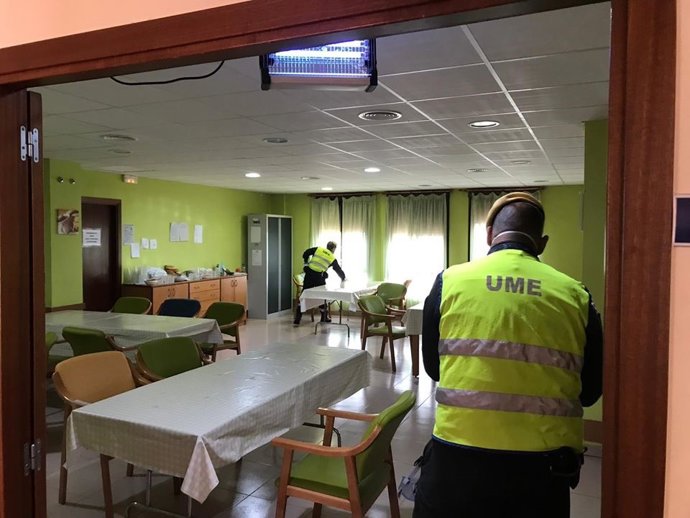 Efectivos de la UME desinfectando la Residencia de Nuestra Señora de Gracia de Alcantarilla en Belalcázar en una imagen de archivo.