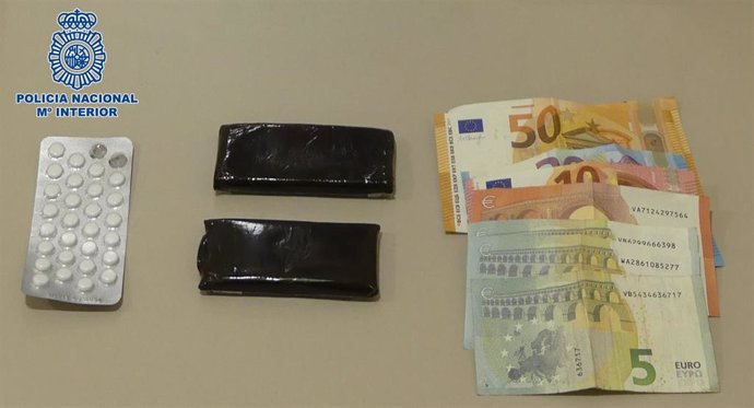 Dinero, hachís y pastillas incautadas por la Policía Nacional