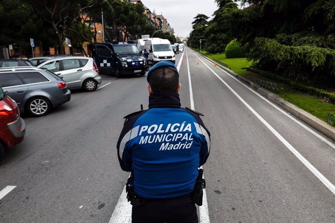 Agentes de la Policía Municipal de Madrid efectúan controles de tráfico y circulación urbanos