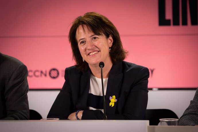 La presidenta de l'Assemblea Nacional Catalan (ANC), Elisenda Paluzie, ofereix declaracions als mitjans de comunicació tra la victria dels independentistes en les eleccions a la Cambra de Comer.