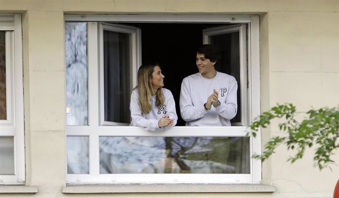 María Pombo y su marido, Pablo Castellano, se unen a la aplauso en homenaje a los sanitarios