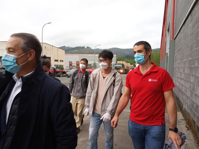 Ingenieros chinos acompañan a las tres máquinas fabricadas en China por Mondragon Assembly por encargo del Ministerio de Sanidad y que han llegado a primera hora de este lunes a la planta alquilada a Cikautxo, en Etxebarria (Bizkaia)