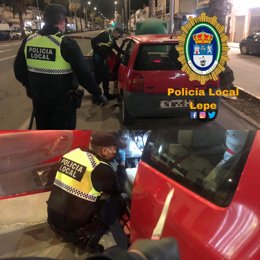 Los agentes inspeccionan el vehículo interceptado por los agentes