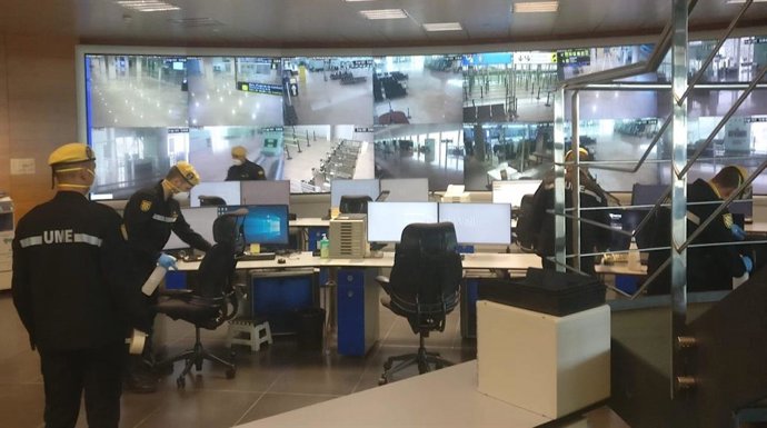 La UME desinfecta zonas restringidas del Aeropuerto de Barcelona