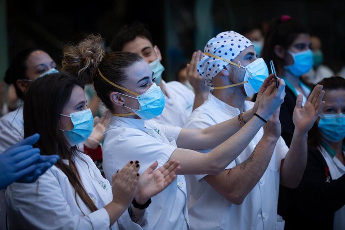 Aplauso de sanitarios a las puertas del hospital Clínic de Barcelona el 6 de abril de 2020.
