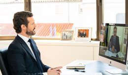 El líder del PP, Pablo Casado, mantiene una reunión por videoconferencia con el presidente del Gobierno, Pedro Sánchez, dentro de la ronda de contactos abierta por el Ejecutivo para su mesa de reconstrucción. Madrid, a 20 de abril de 2020.