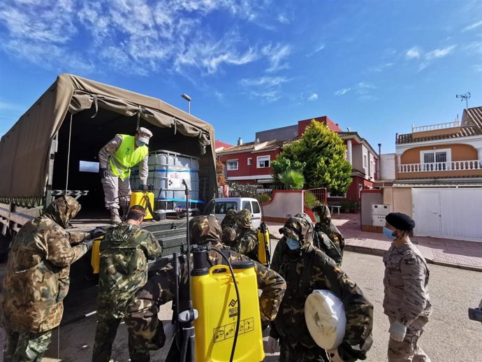 La Armada desinfecta el Hogar Torre de Nazaret de Cartagena y residencias de mayores de Los Alcázares