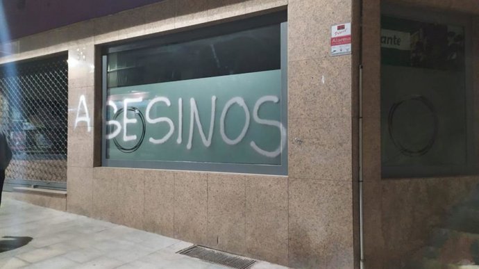 Pintada en la fachada de la sede de Podemos