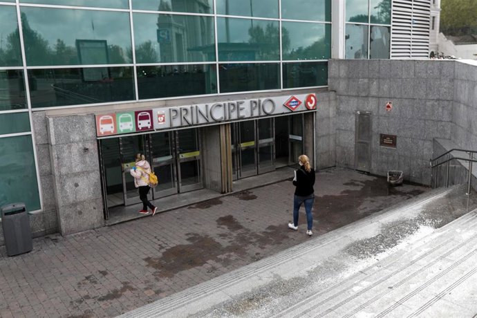 Dos mujeres entran en la Estación Príncipe Pío de Madrid en el día 34 del estado de alarma