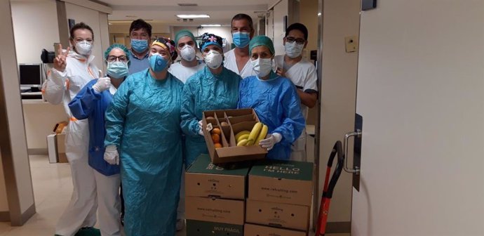 Sanitaris del Centre Teknon de Barcelona, rebent caixes de fruita de Refruiting