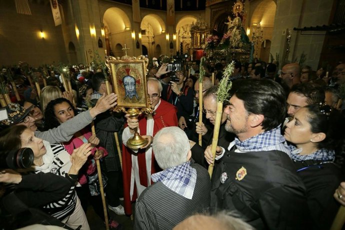 La reliquia de la Santa Faz sale de la Concatedral, el año pasado.