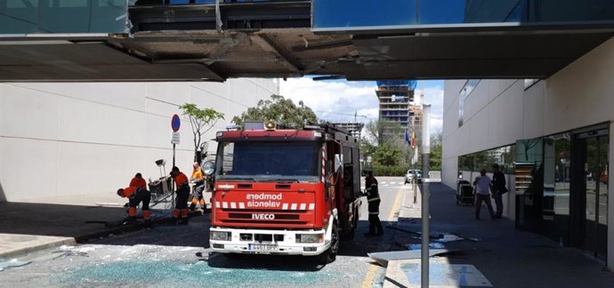 Bomberos revisan desperfectos en una pasarela de La Fe de Valncia