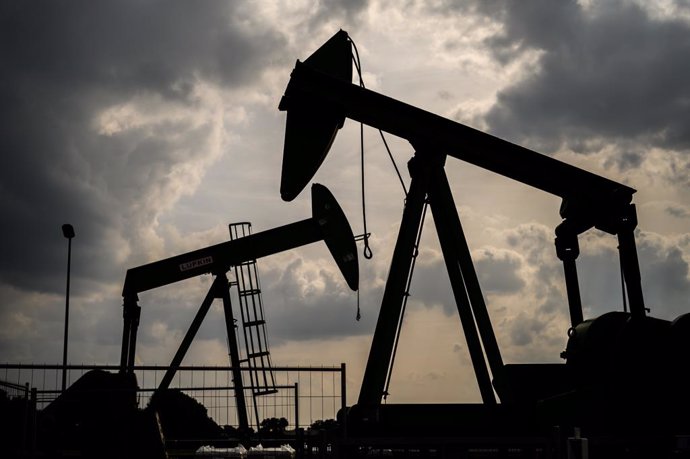 Economía.- El petróleo americano se hunde un 29% y baja de 13 dólares por el tem