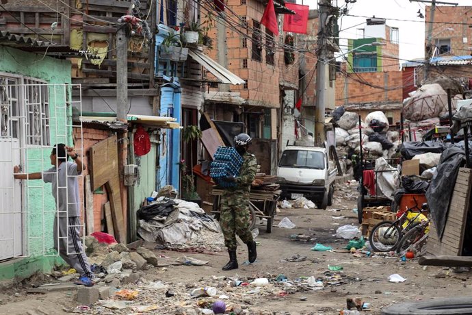 Soldado colombiano distribuye comida a la población confinada de Bogotá en plena pandemia de coronavirus
