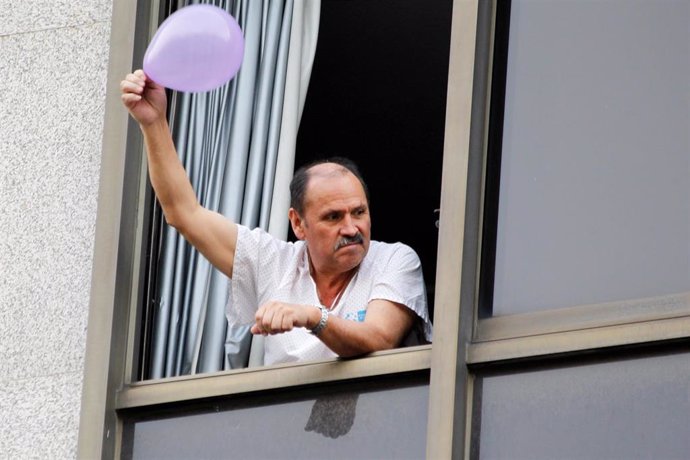Un paciente festeja desde la ventana durante el homenaje diario a los sanitarios en el Hotel Miguel Ángel, transformado en Hospital como consecuencia de la pandemia de coronavirus en Madrid, España, a 17 de abril de 2020.