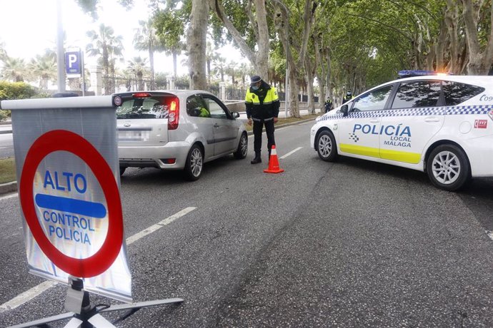 Efectivos de la Policía Local de Málaga, durante la realización de controles de tráfico aleatorios por el decreto de Estado de Alarma impuesto por el Gobierno de España a causa de la pandemia del virus COVID-19. En Málaga 