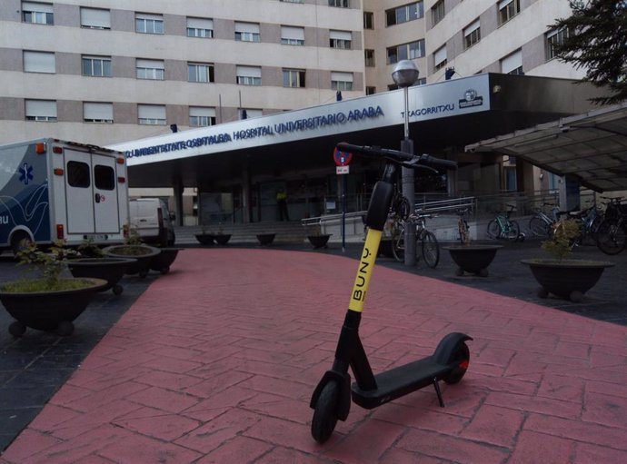 Buny ofrece patinetes eléctricos a sanitarios durante la pandemia del coronavirus: entrada principal del Hospital Txagorritxu, en Vitoria