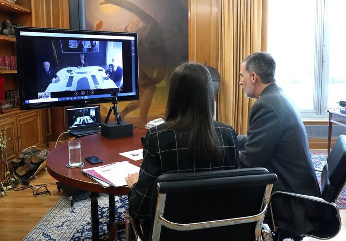 Los Reyes don Felipe y doña Letizia se han reunido por videoconferencia con el presidente consejero delegado de AENA, Maurici Lucena.